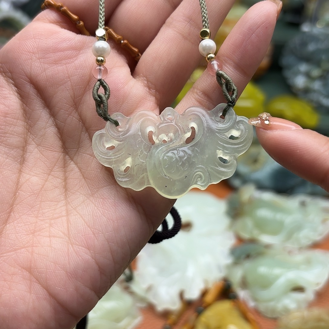 蛇纹石玉未镶嵌颈饰