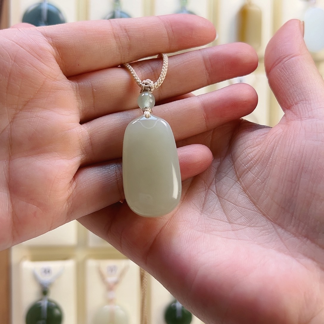 菁***菁和田玉未镶嵌颈饰