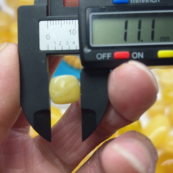 琥珀（矿物珀）裸石未镶嵌五**?