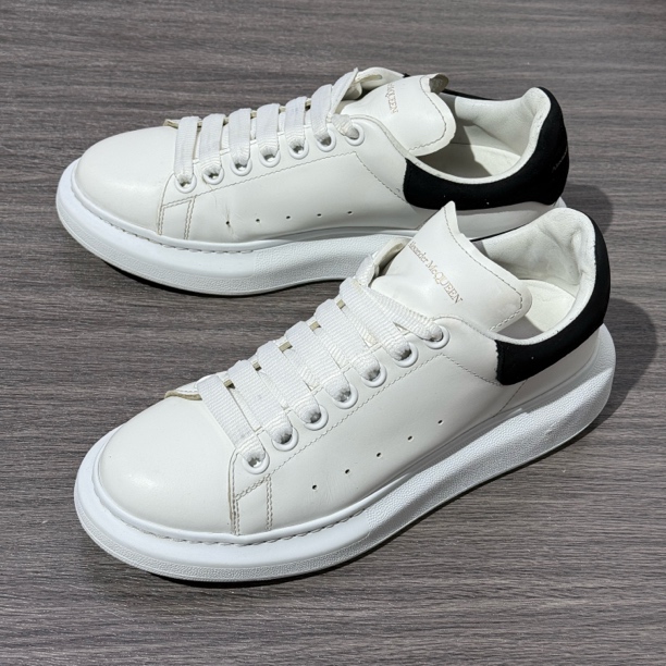 90新 Alexander McQueen/亚历山大·麦昆 39码 白色黑尾 时尚板鞋
