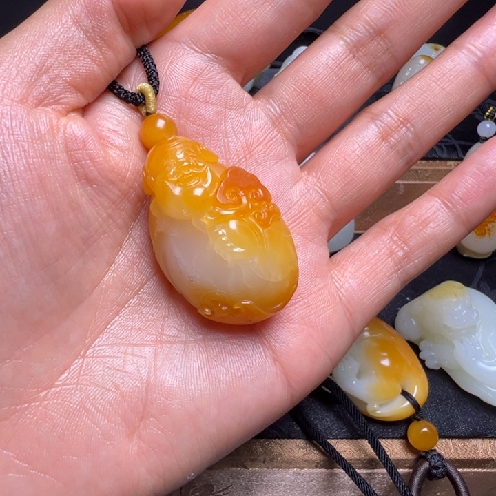 龙***人和田玉未镶嵌颈饰