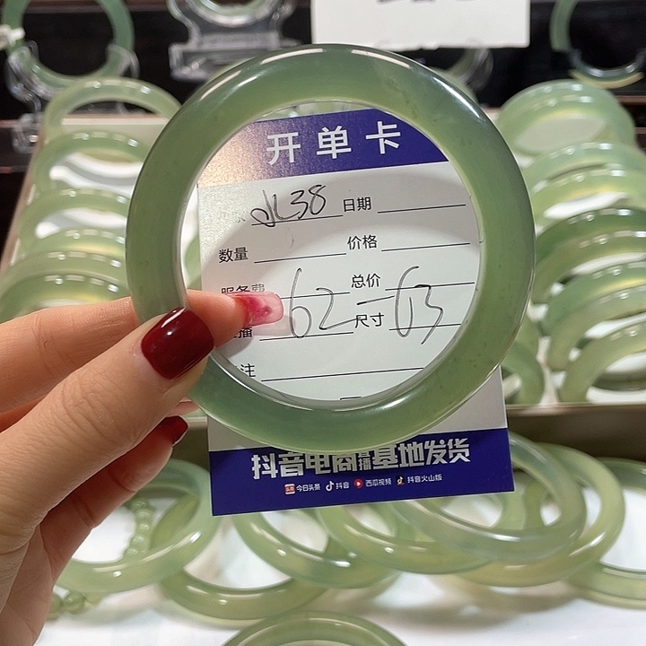 蛇纹石玉手镯未镶嵌微**笑