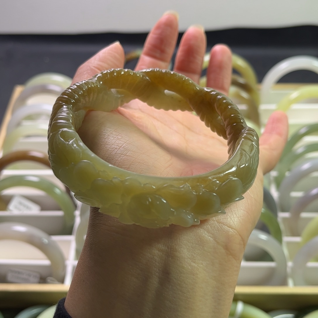 和田玉手镯61圈口未镶嵌