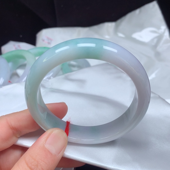 翡翠手镯未镶嵌黄****1。