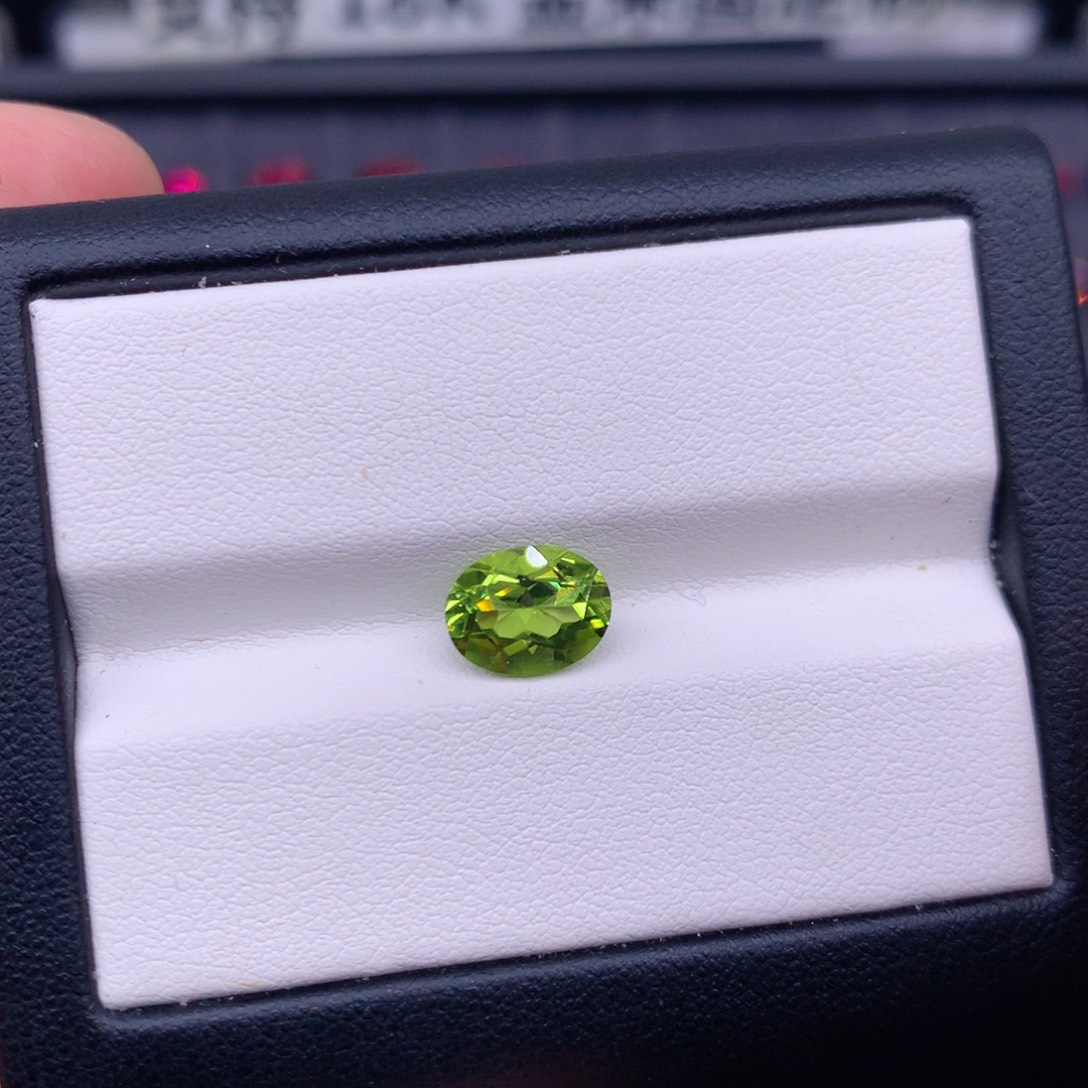 橄榄石未镶嵌特价2.4克拉