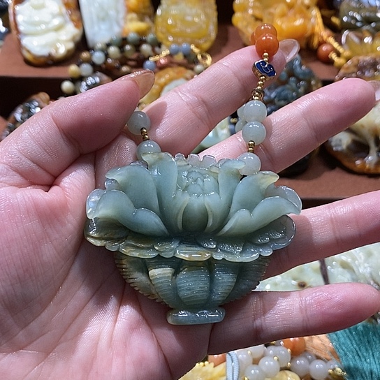 蛇纹石玉未镶嵌颈饰