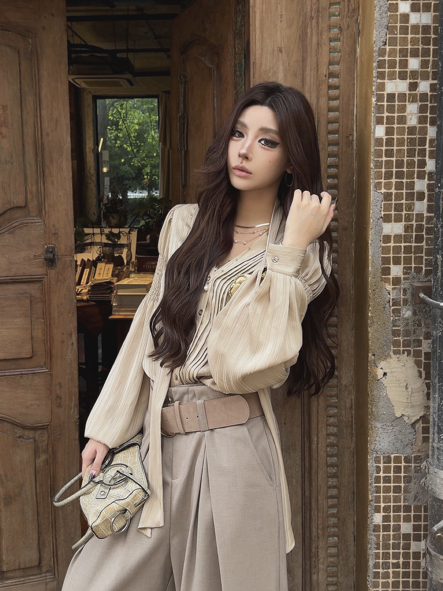 旺桃ONETOP高级复古长袖衬衫时尚气质V领衬衣法式温柔丝带款上衣