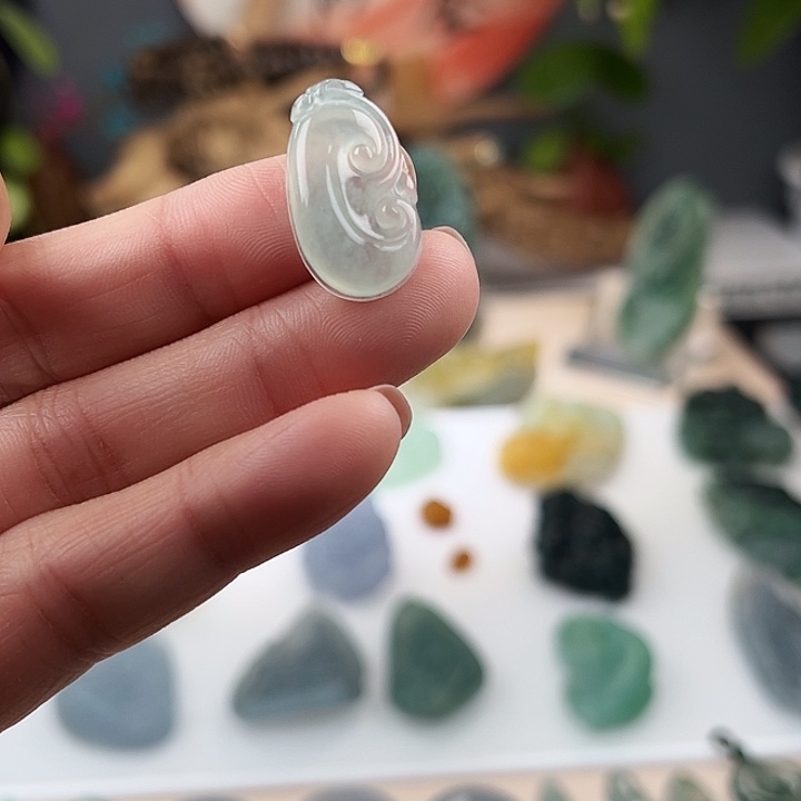 翡翠未镶嵌颈饰如意