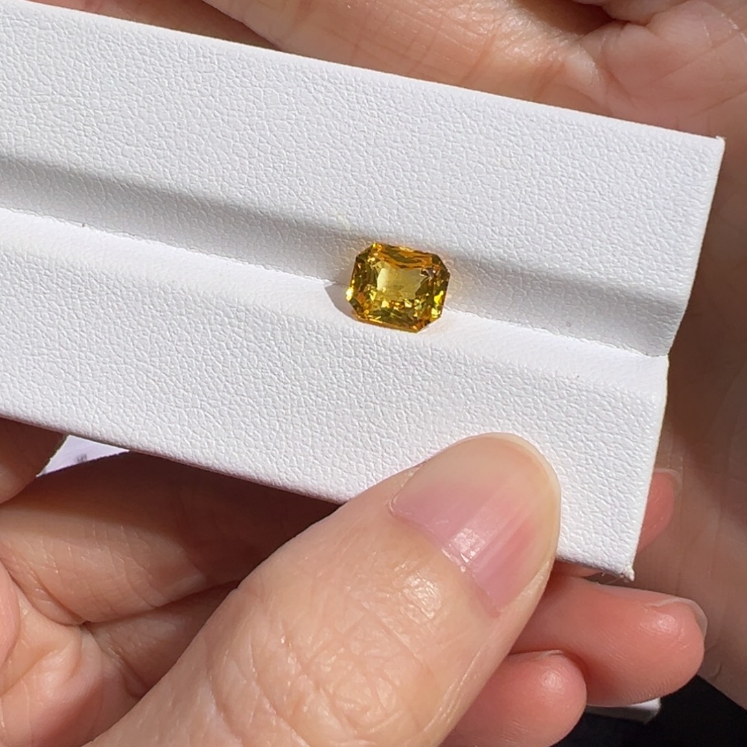 J***n蓝宝石裸石2.35ct黄蓝宝金丝雀
