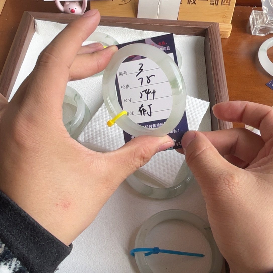 布****石英质玉未镶嵌手镯3.54