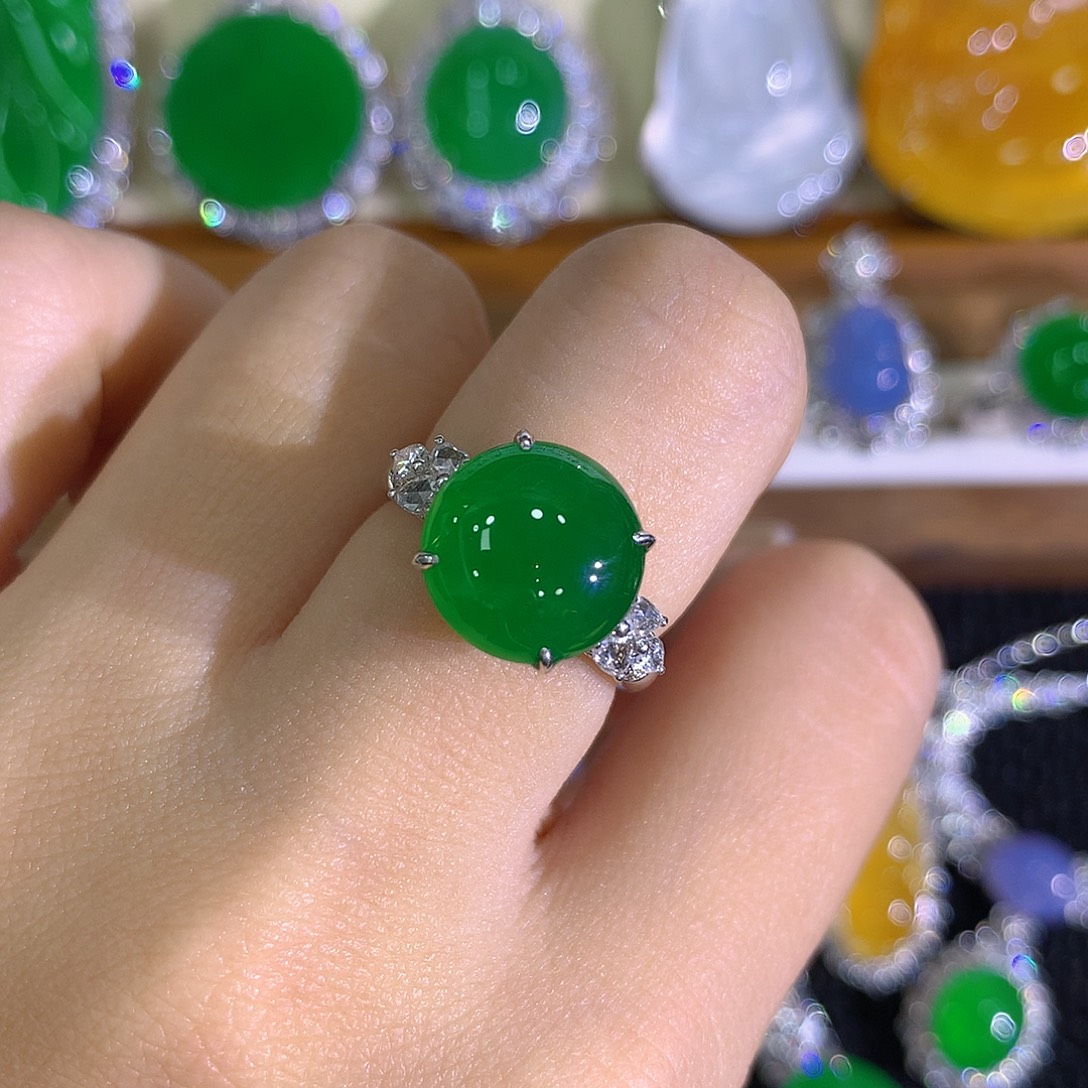 翡翠18K金镶嵌戒指蛋面