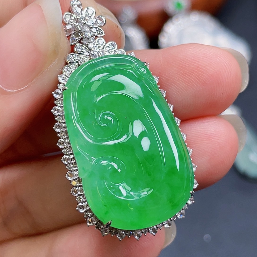 翡翠18K金镶嵌颈饰绿如意