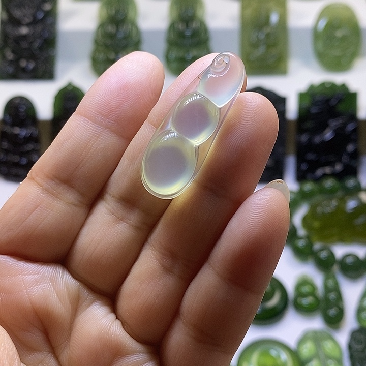 蛇纹石玉颈饰未镶嵌