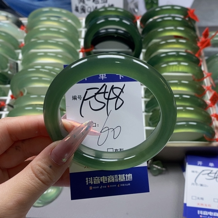 蛇纹石玉手镯未镶嵌尊****制