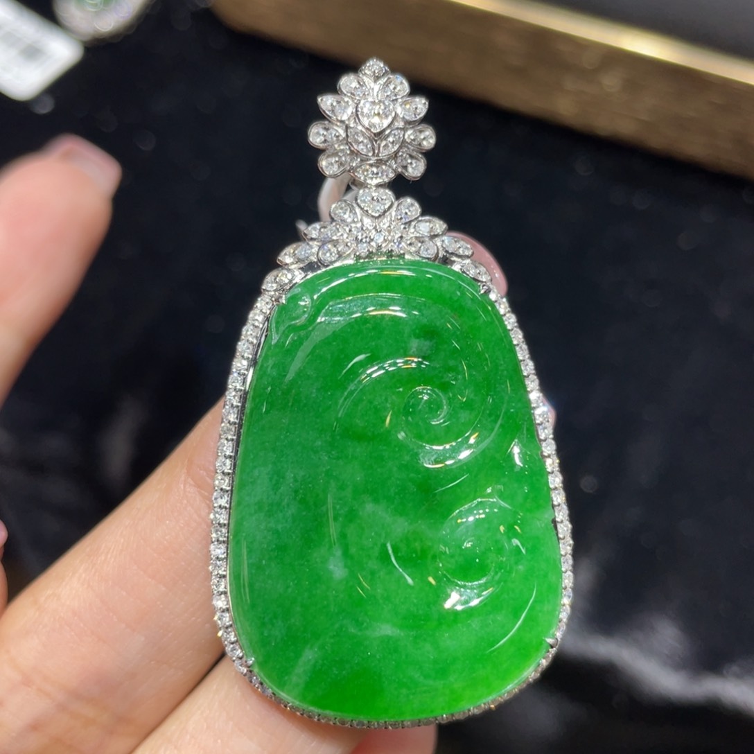 翡翠18K金镶嵌颈饰天然缅甸翡翠