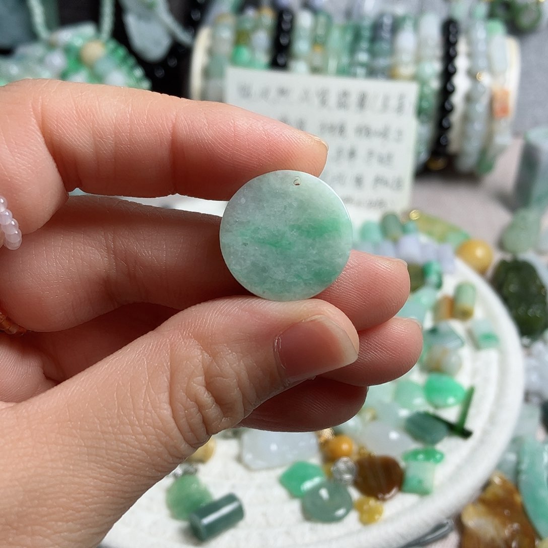 翡翠颈饰未镶嵌无事牌