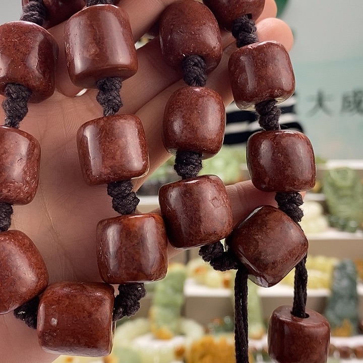 岫岩河磨玉（透闪石质玉）手持未镶嵌