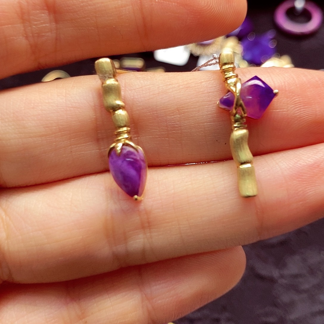 18K金镶嵌苏纪石（舒俱来）耳饰