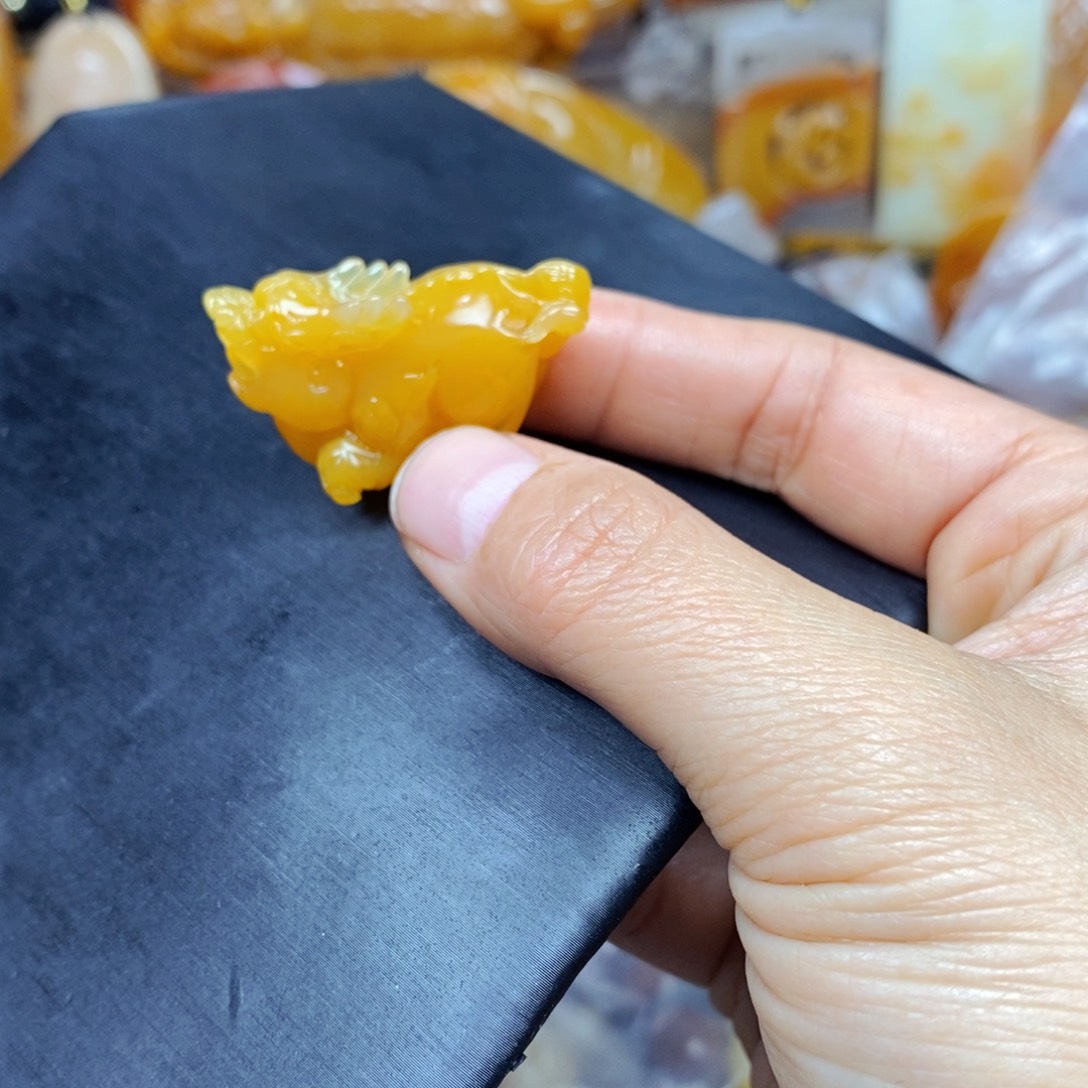 石英质玉（黄龙玉）颈饰未镶嵌