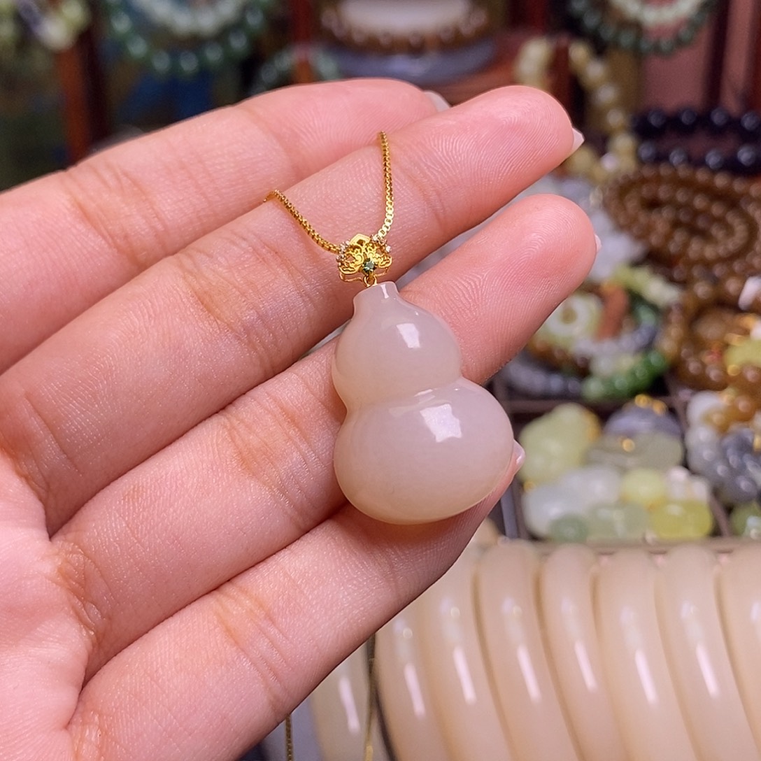 和田玉未镶嵌颈饰浓藕粉金镶葫芦