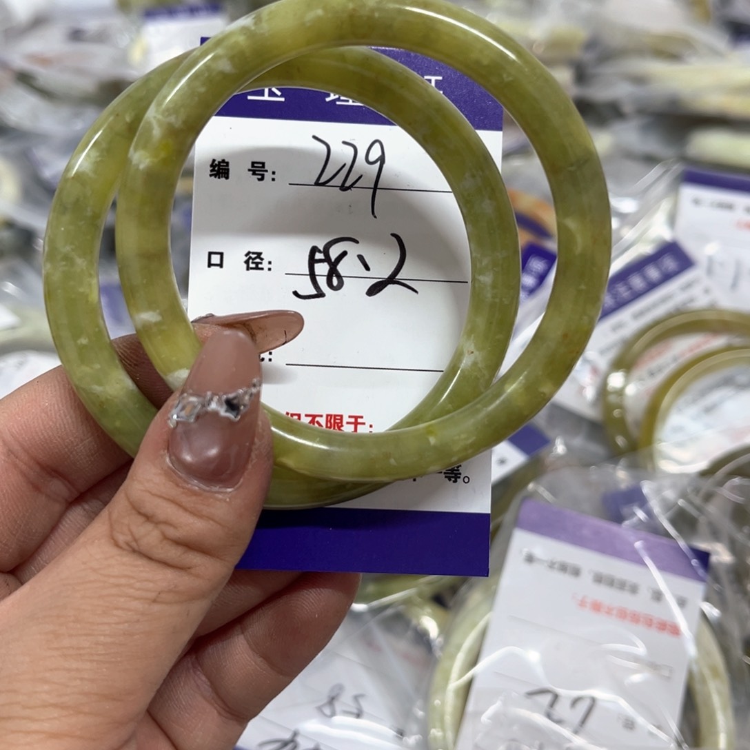 蛇纹石玉手镯未镶嵌