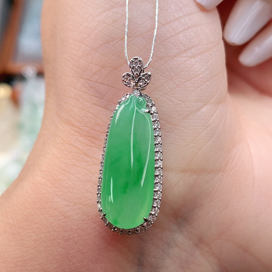 颈饰18K金镶嵌翡翠瓜