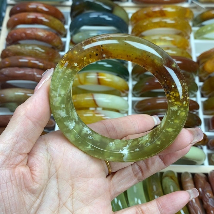 蛇纹石玉手镯未镶嵌