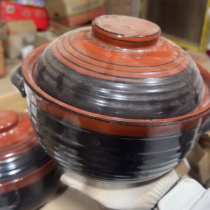 库存微瑕铁红釉砂锅中