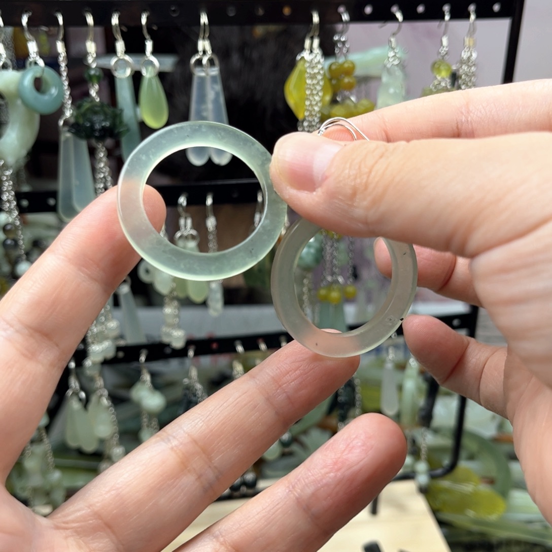 未镶嵌岫玉发饰岫玉耳坠，外圈直径3.7厘米左右