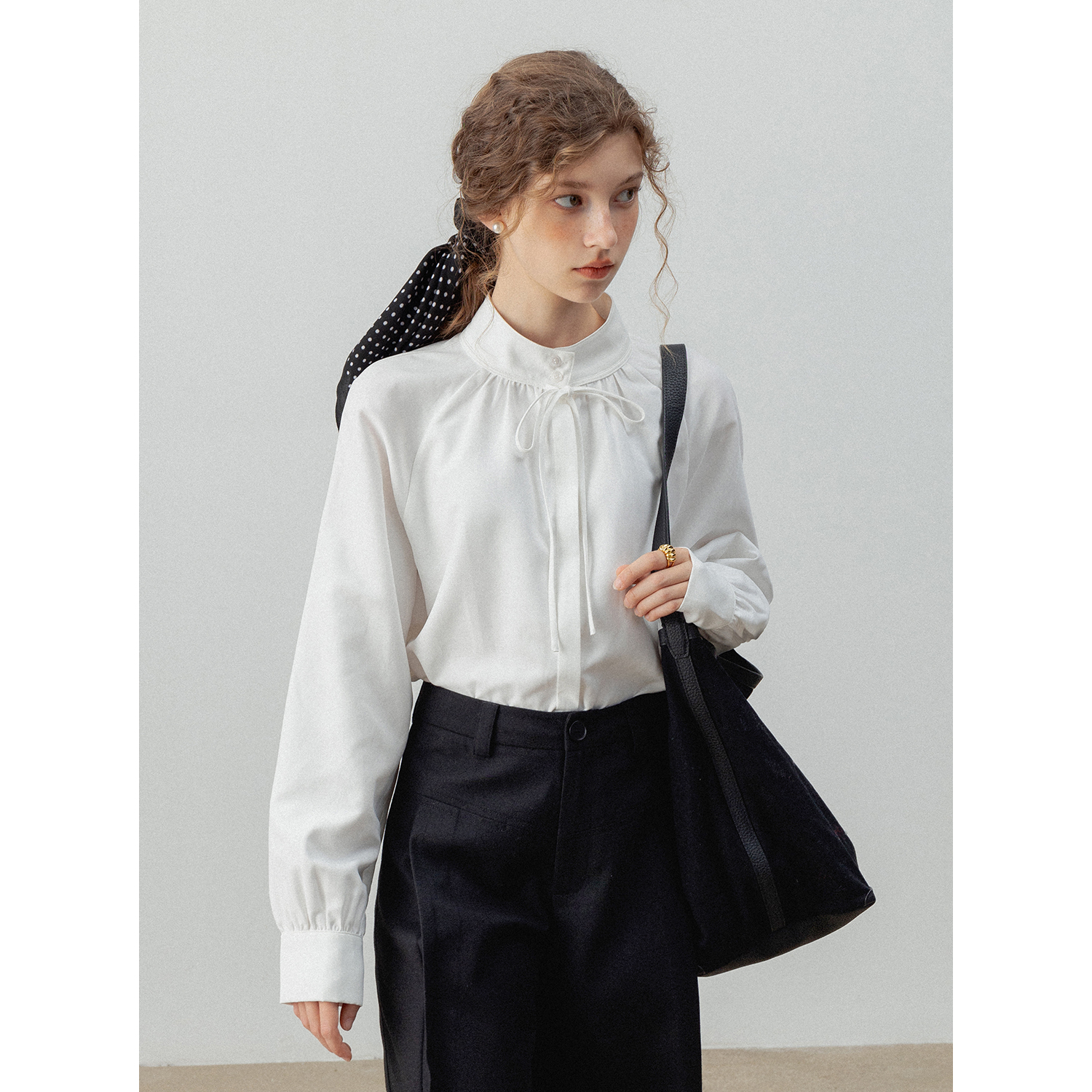 EGGKA【现现】气质绑带领扣长袖衬衫女秋季蓝色圆领上衣E24A6340YT