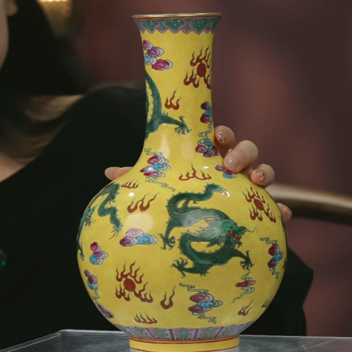 Y黄地粉彩云龙戏珠纹赏瓶
