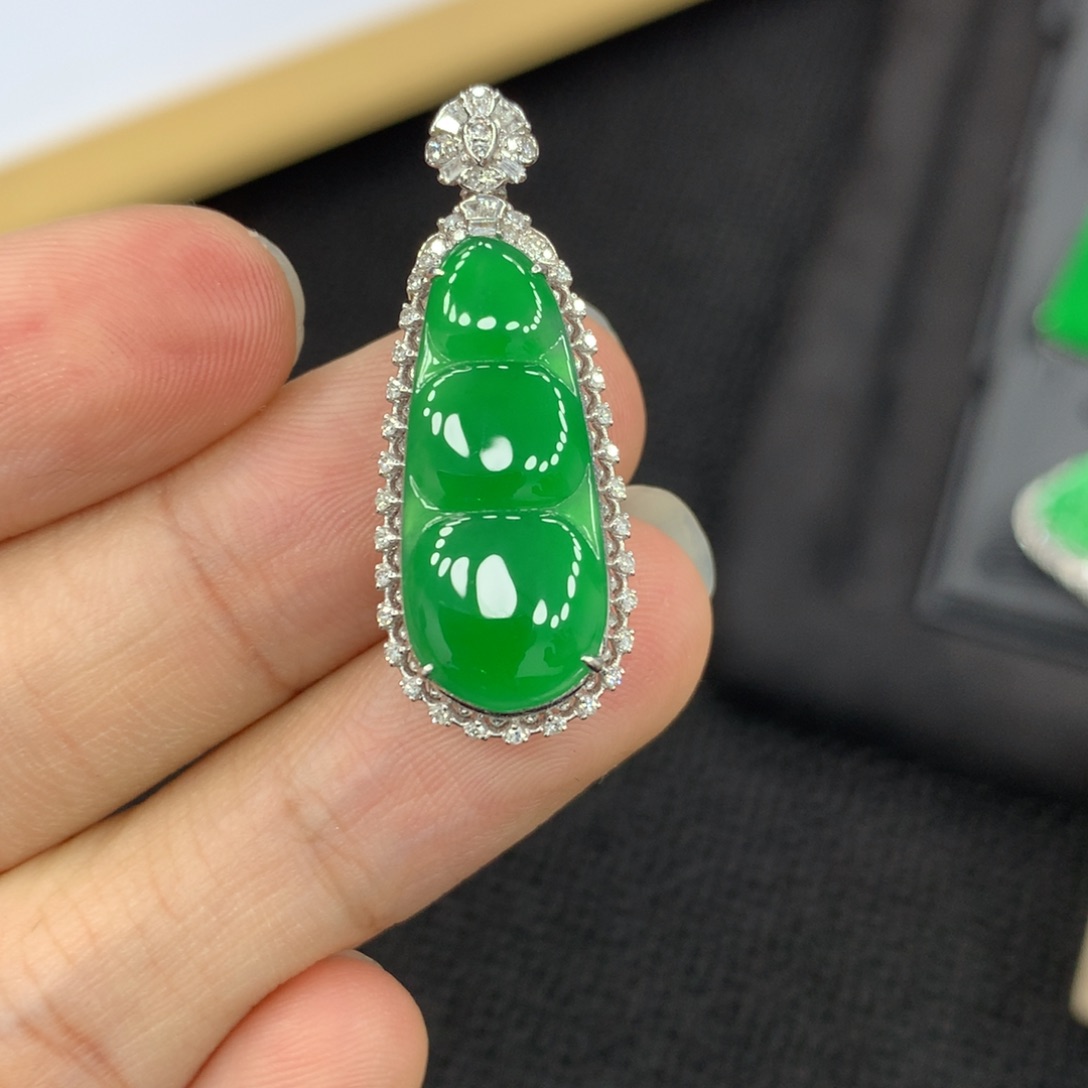 颈饰18K金镶嵌翡翠豆子