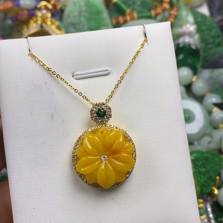 翡翠未镶嵌吊坠(赠链)