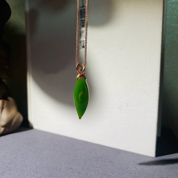 18k金镶嵌和田玉碧玉菠菜绿马眼吊坠