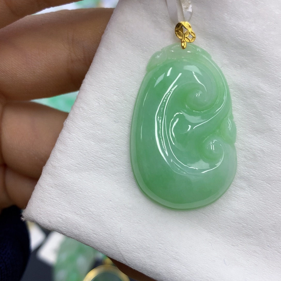 翡翠18K金镶嵌颈饰