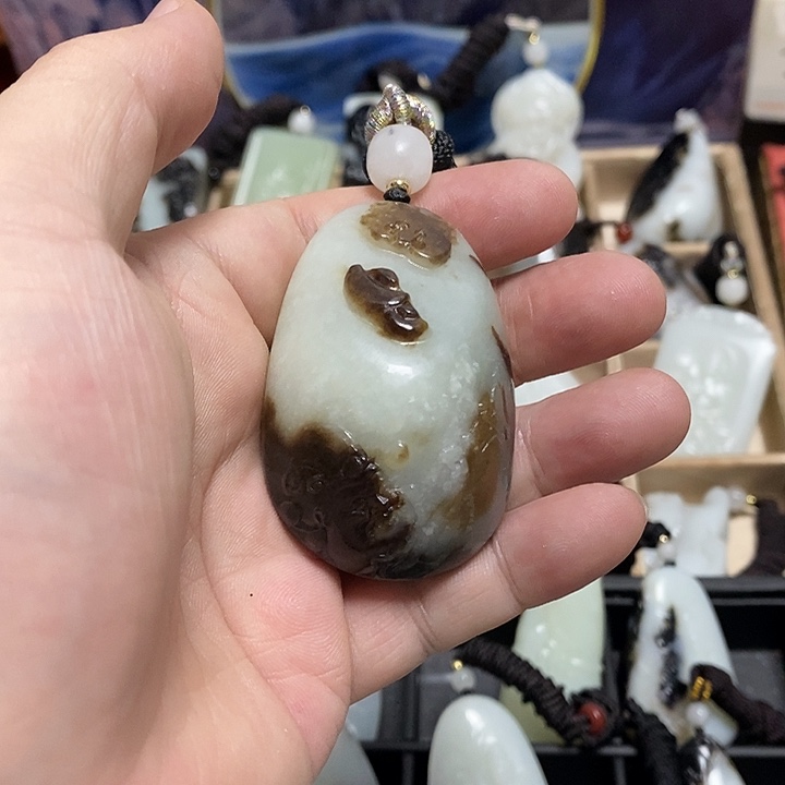 L***y和田玉未镶嵌颈饰