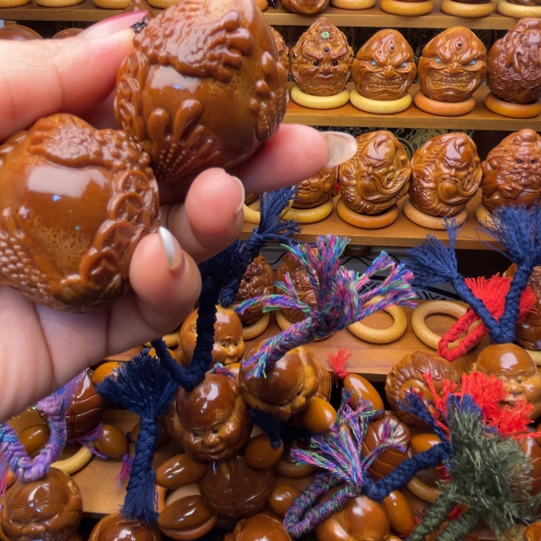 文***涛橄榄核吊坠大金蝉手球