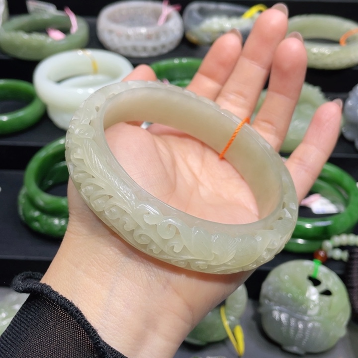 和田玉手镯68圈口 编号42未镶嵌