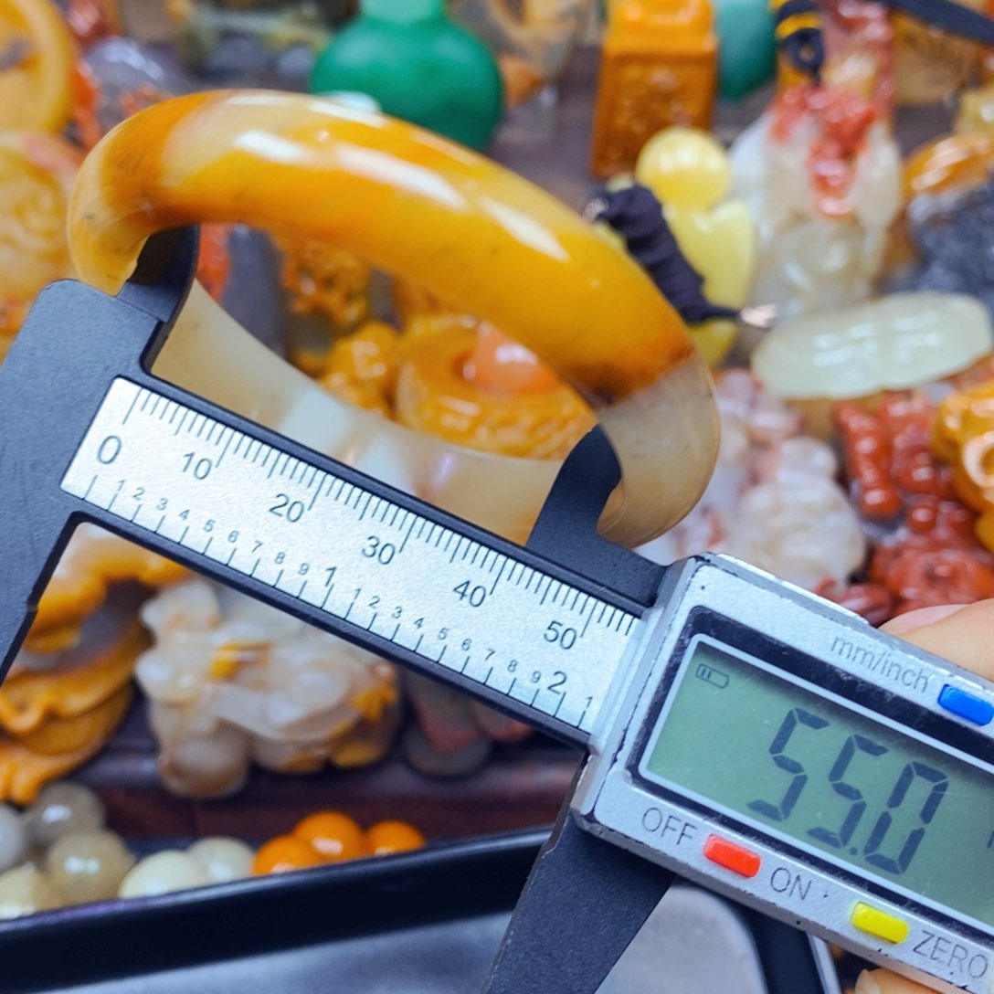 石英质玉（黄龙玉）未镶嵌颈饰