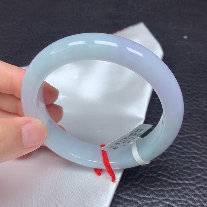 翡翠手镯未镶嵌。