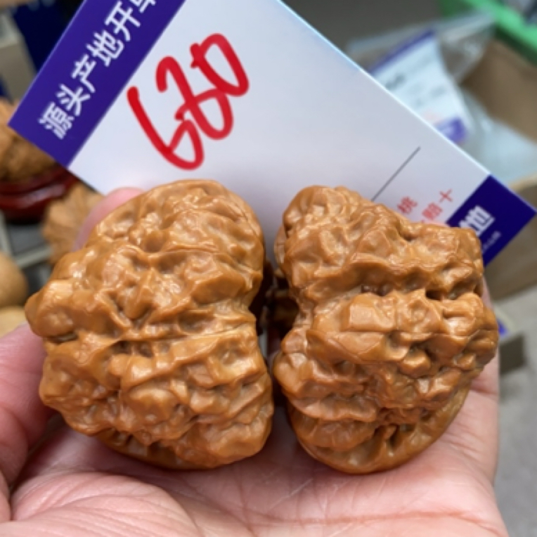 47.5手盘大肚三足金蟾文玩核桃680号
