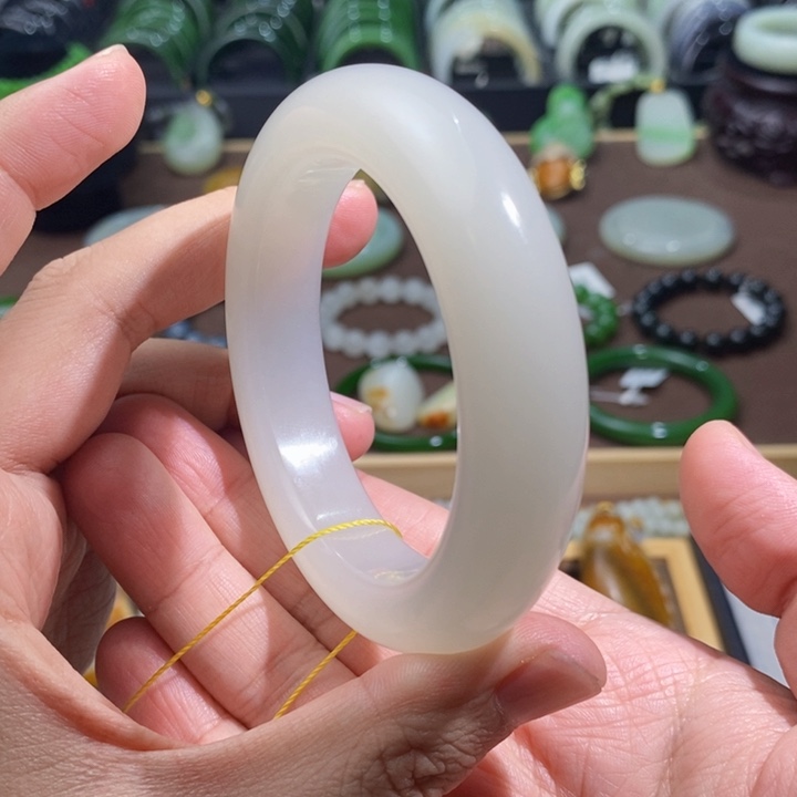 和田玉冰白底带烟灰色手镯56.8圈口92.8克未镶嵌