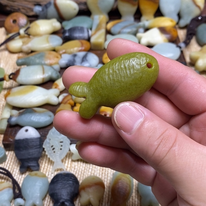蛇纹石玉未镶嵌颈饰