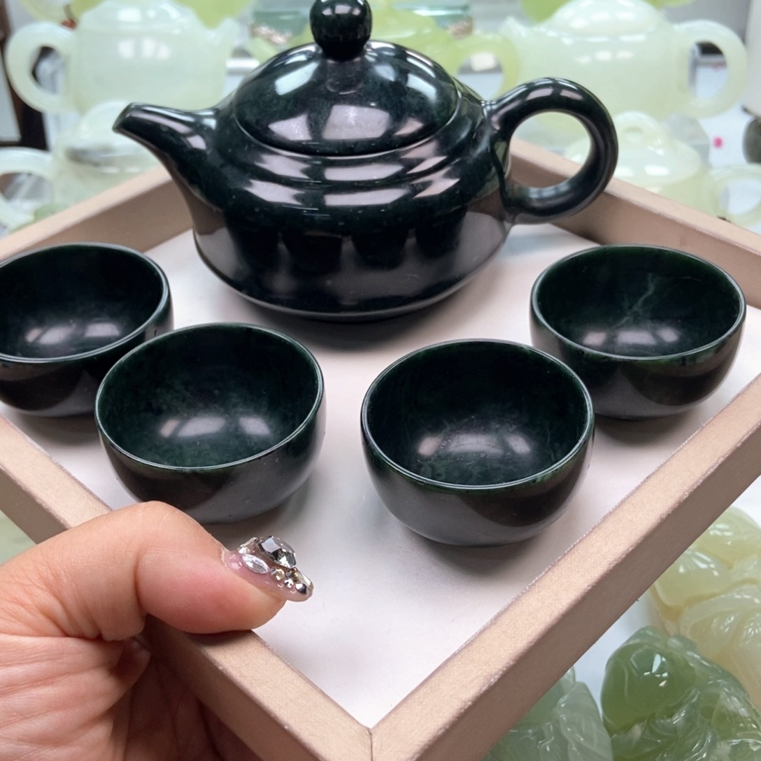 蛇纹石玉未镶嵌壶