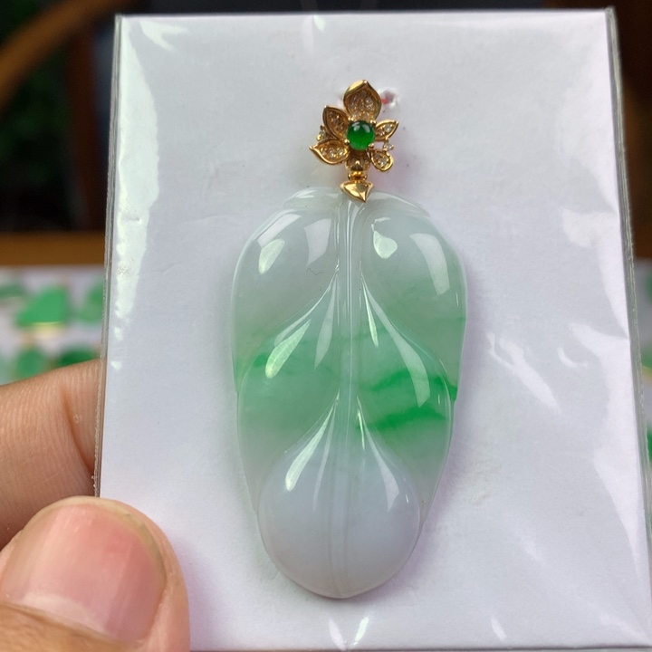颈饰18K金镶嵌翡翠