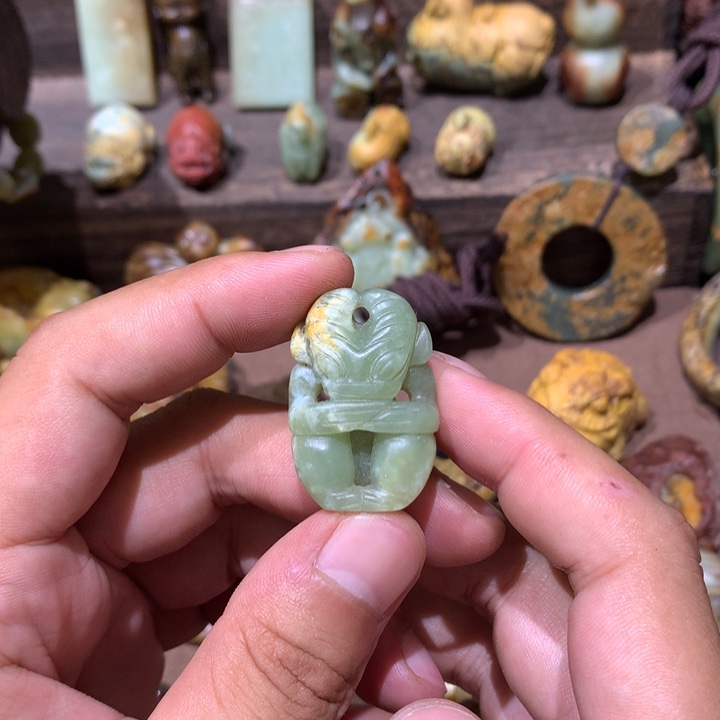 未镶嵌岫岩河磨玉（透闪石质玉）挂件