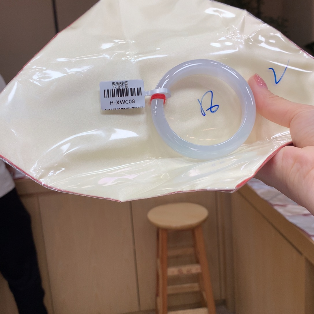 翡翠手镯未镶嵌不退不换