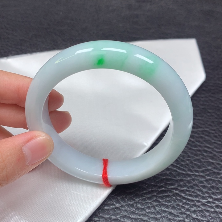 翡翠手镯未镶嵌。