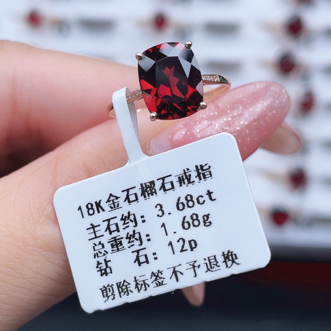 18K金镶嵌戒指石榴石