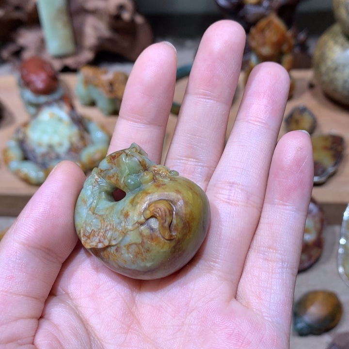 未镶嵌岫岩河磨玉（透闪石质玉）挂件